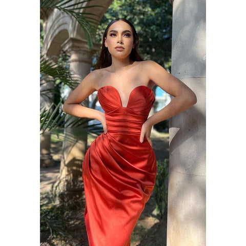 Robe de bal chic et moderne, fourreau/colonne, col en V, sans manches, fendue et froncée