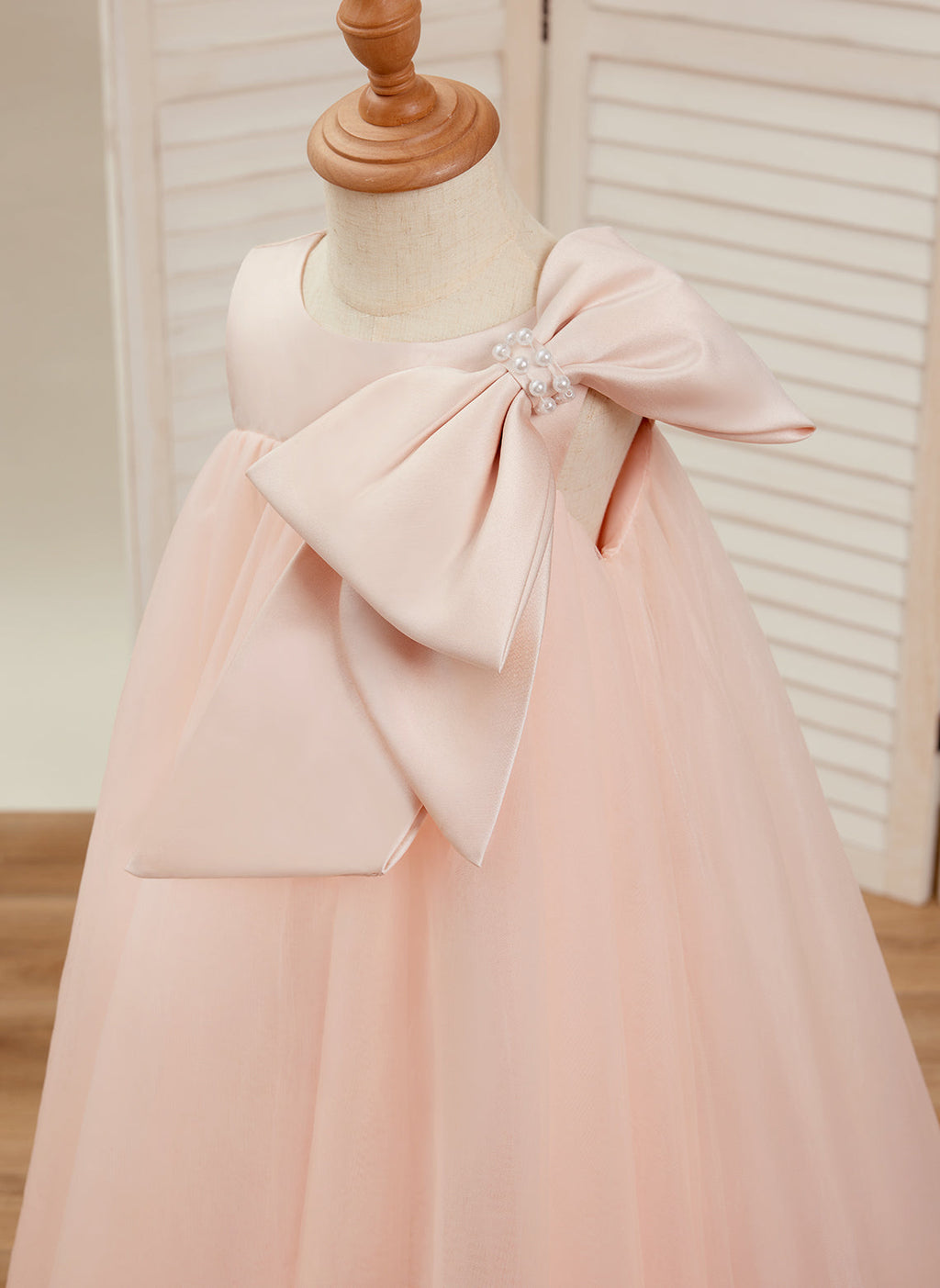 Vestido de niña pequeña de las flores, corte en A, con gran lazo y tul, hasta la rodilla. 