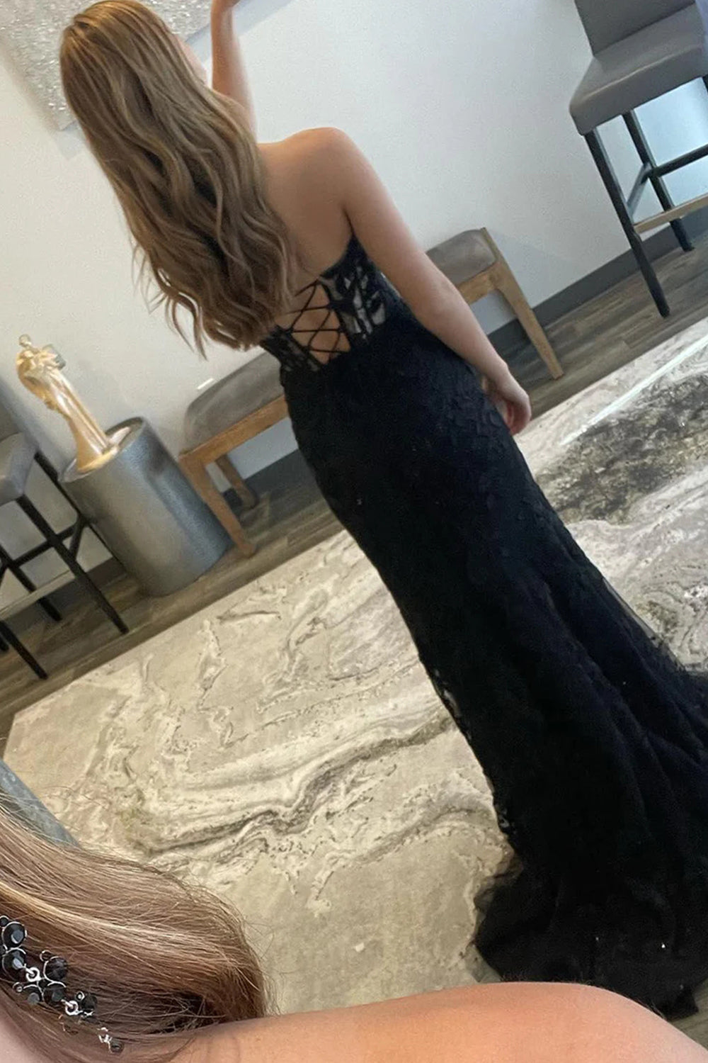 Robe de bal longue en dentelle à corset et décolleté cœur, fendue.
