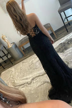 Robe de bal longue en dentelle à corset et décolleté cœur, fendue.