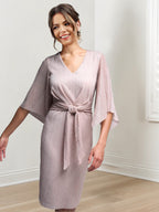 Robes fourreau/colonne à col en V et longueur genou pour la mère de la mariée 