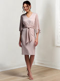 Robes fourreau/colonne à col en V et longueur genou pour la mère de la mariée 