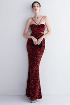 Robe de bal longue sirène noire à sequins et décolleté en V, avec découpe en forme de goutte d'eau.