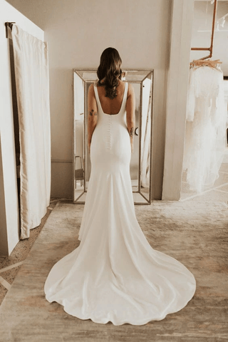 Vestido de novia sencillo de corte recto, escote cuadrado y espalda descubierta WD599