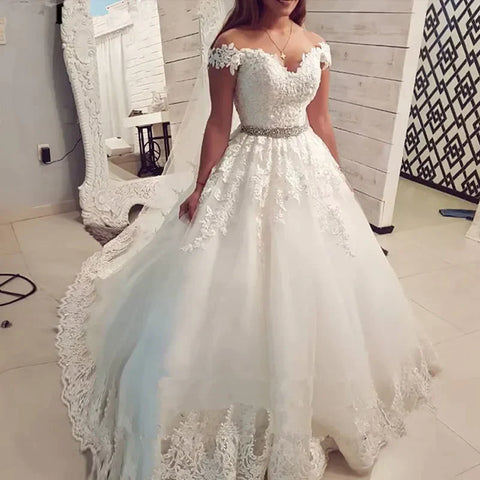 Vestido de novia blanco con escote corazón, bordado y hombros descubiertos, confeccionado a medida. 