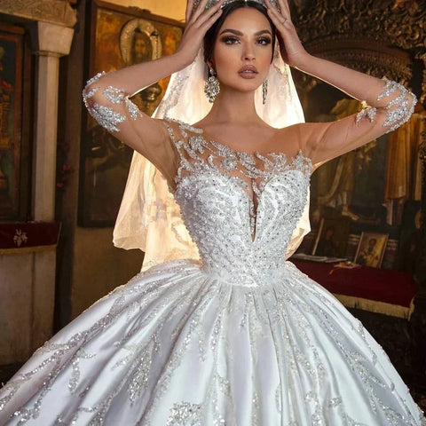 Vestido de novia estilo princesa, confeccionado a medida, con apliques retro, lentejuelas de satén, mangas ilusión con escote corazón y cordones.