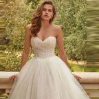 Vestidos de novia sexys con escote corazón, sin tirantes, modernos, con espalda descubierta, cola de capilla y tul. Vestidos de novia 2022