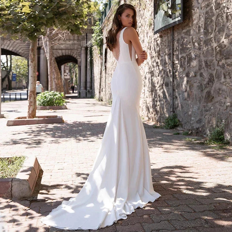 Simple And Elegant Mermaid Wedding Gauze V-Neck Sleeveless White Sweeping Train Satin Bride Gowns With Buttons Vestido De