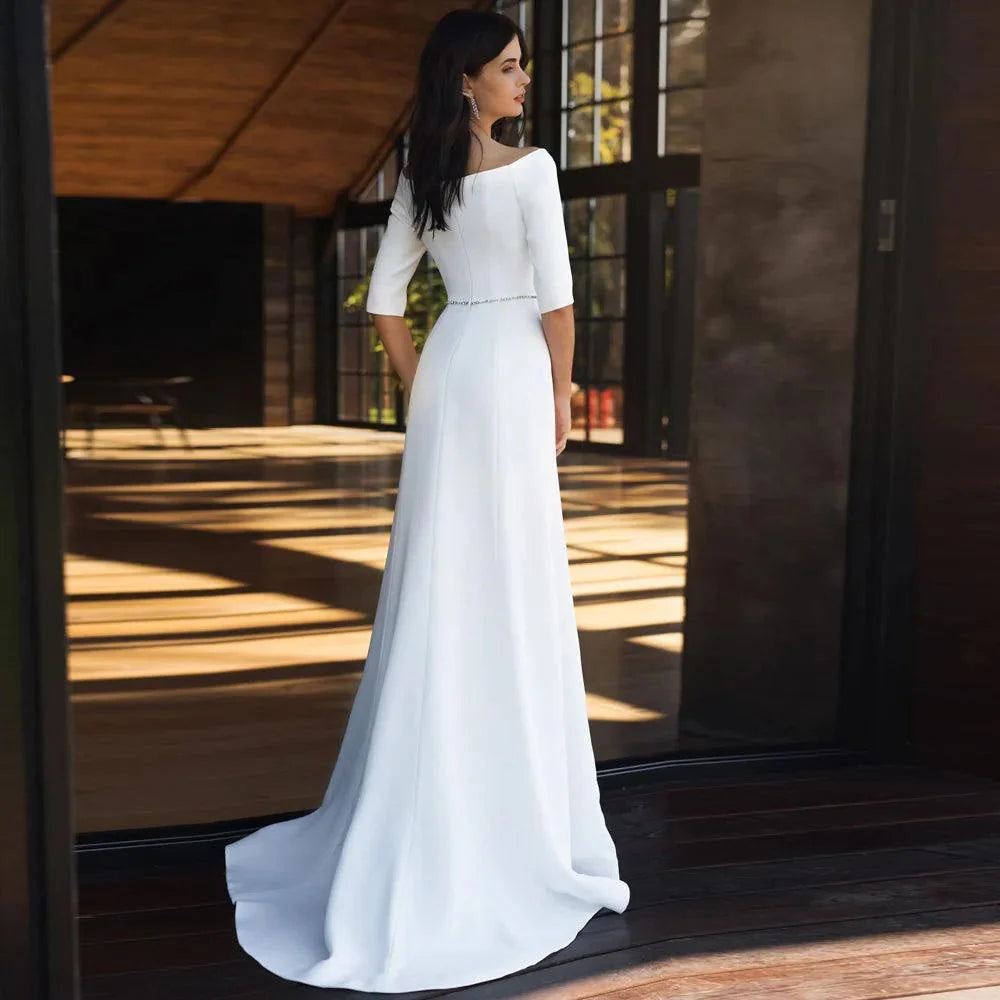 Vestido de novia largo con escote, media manga, abalorios, fajas y cola larga 