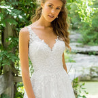 Vestido de novia corte A, escote en V, corpiño con apliques de encaje, vestido de novia a medida con cola de barrido 