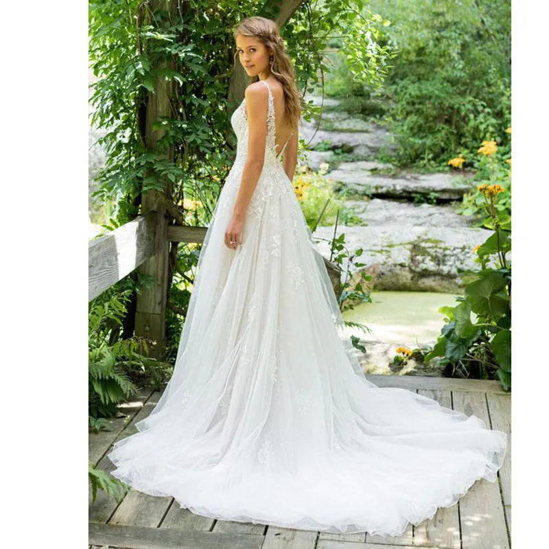 Vestido de novia corte A, escote en V, corpiño con apliques de encaje, vestido de novia a medida con cola de barrido 