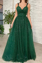 Vestido de fiesta largo de tul brillante con escote en V, corte en A, lentejuelas y pedrería.