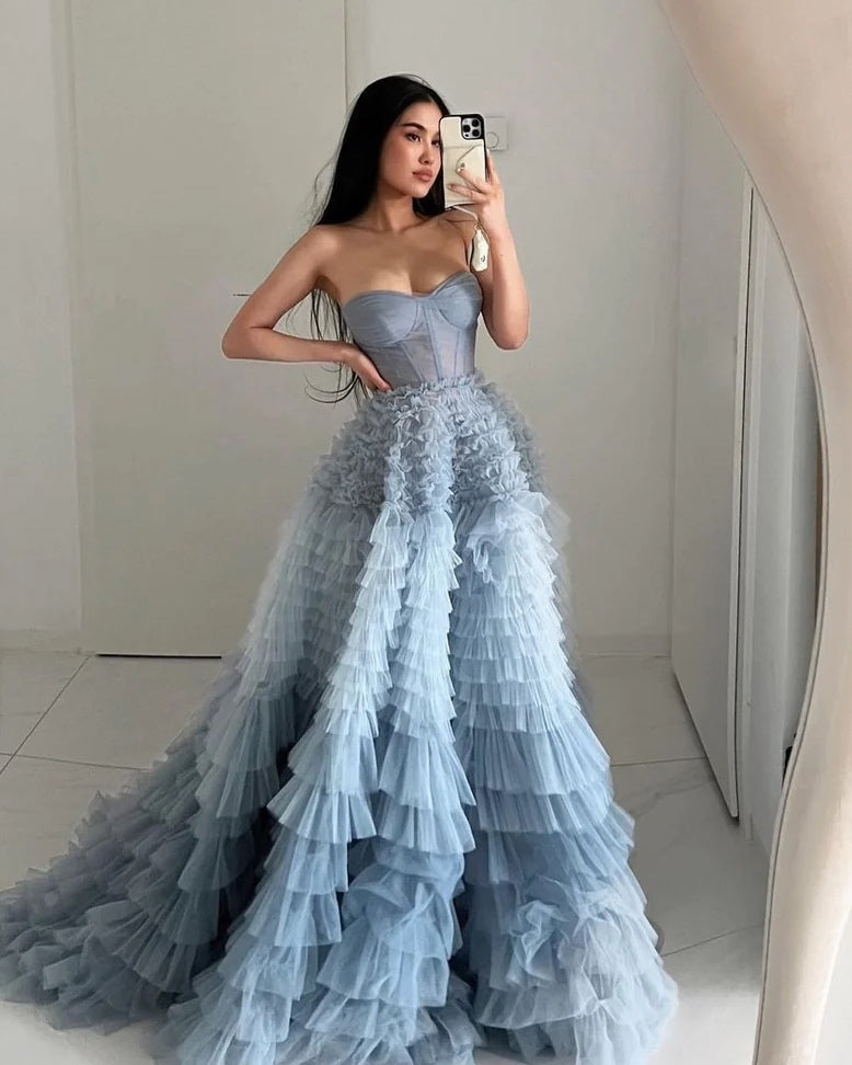 Vestido largo de fiesta de tul con volantes y escote corazón en línea A