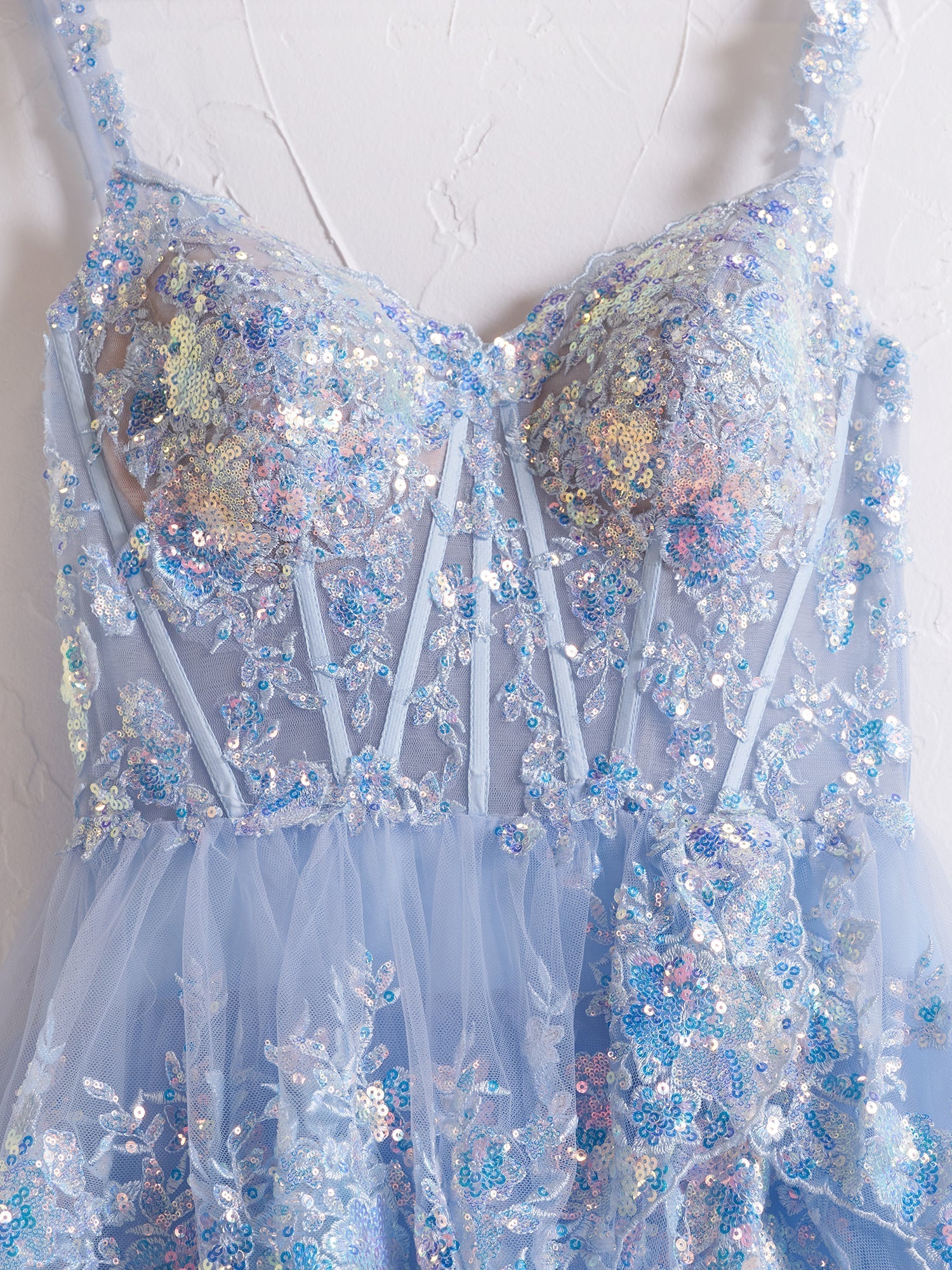 Vestido de graduación tipo corsé con hombros descubiertos y volantes de encaje