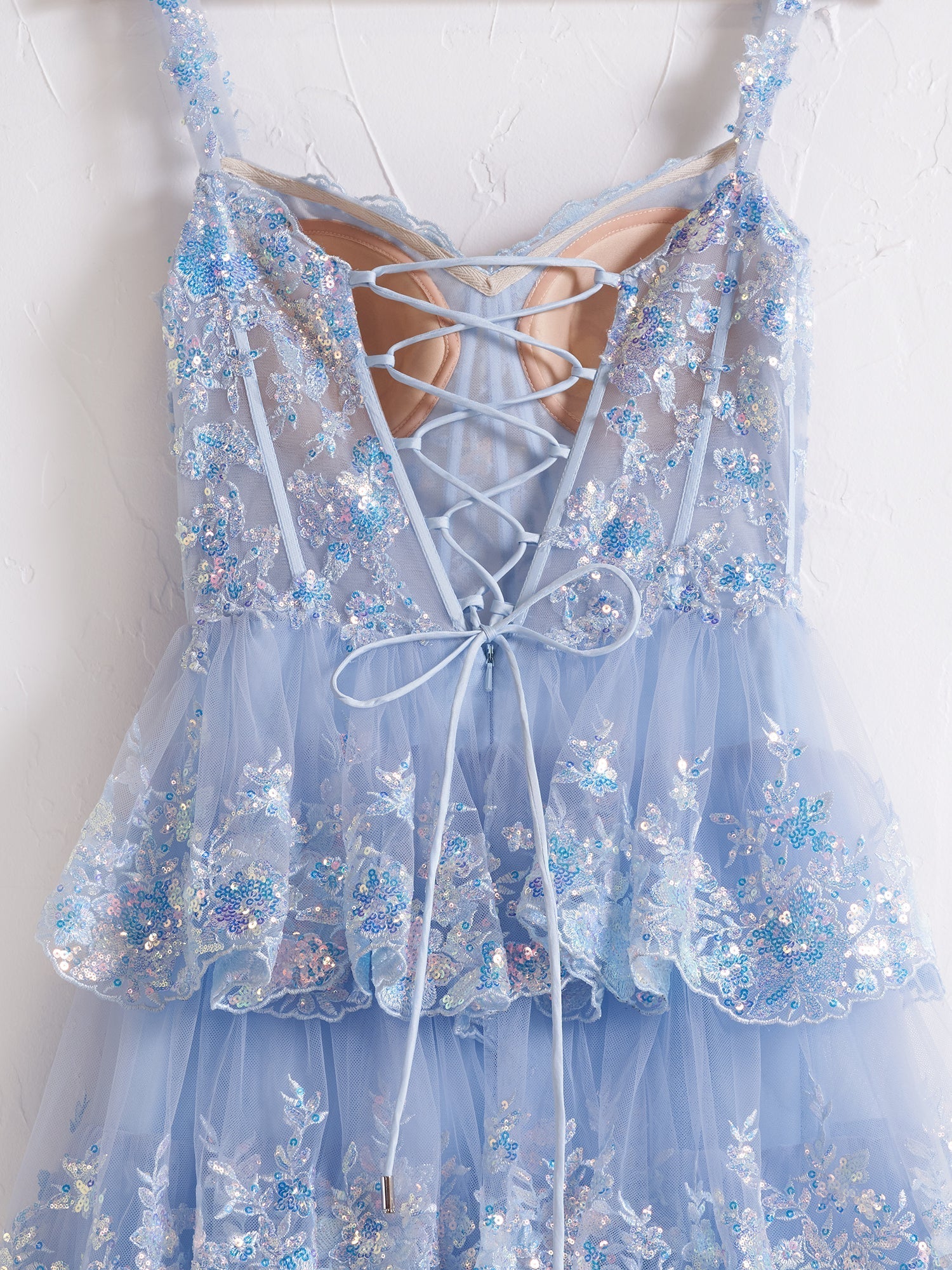 Vestido de graduación tipo corsé con hombros descubiertos y volantes de encaje