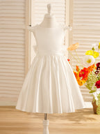 Vestido de niña de las flores de corte A, de satén, con mangas con volantes y largo hasta la rodilla. 