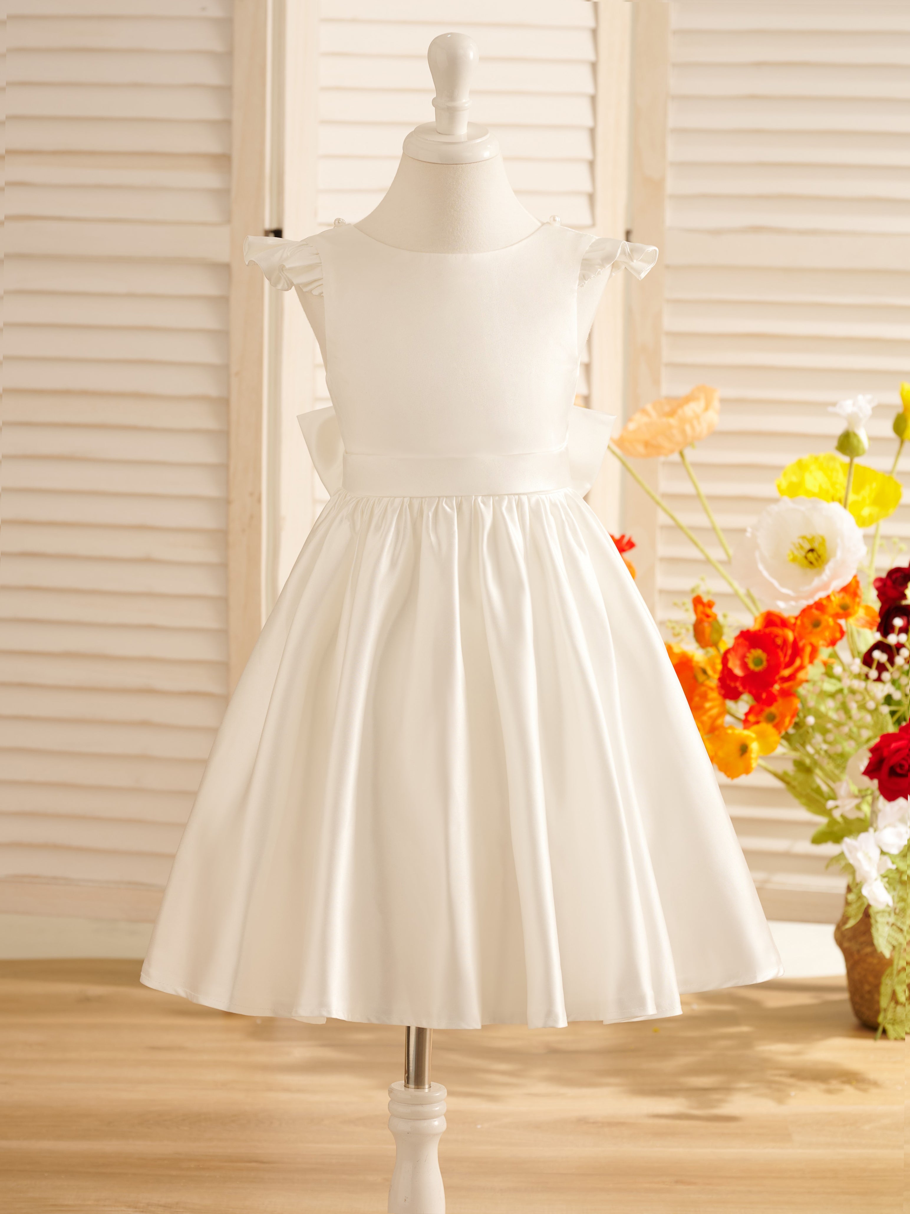 Vestido de niña de las flores de corte A, de satén, con mangas con volantes y largo hasta la rodilla. 