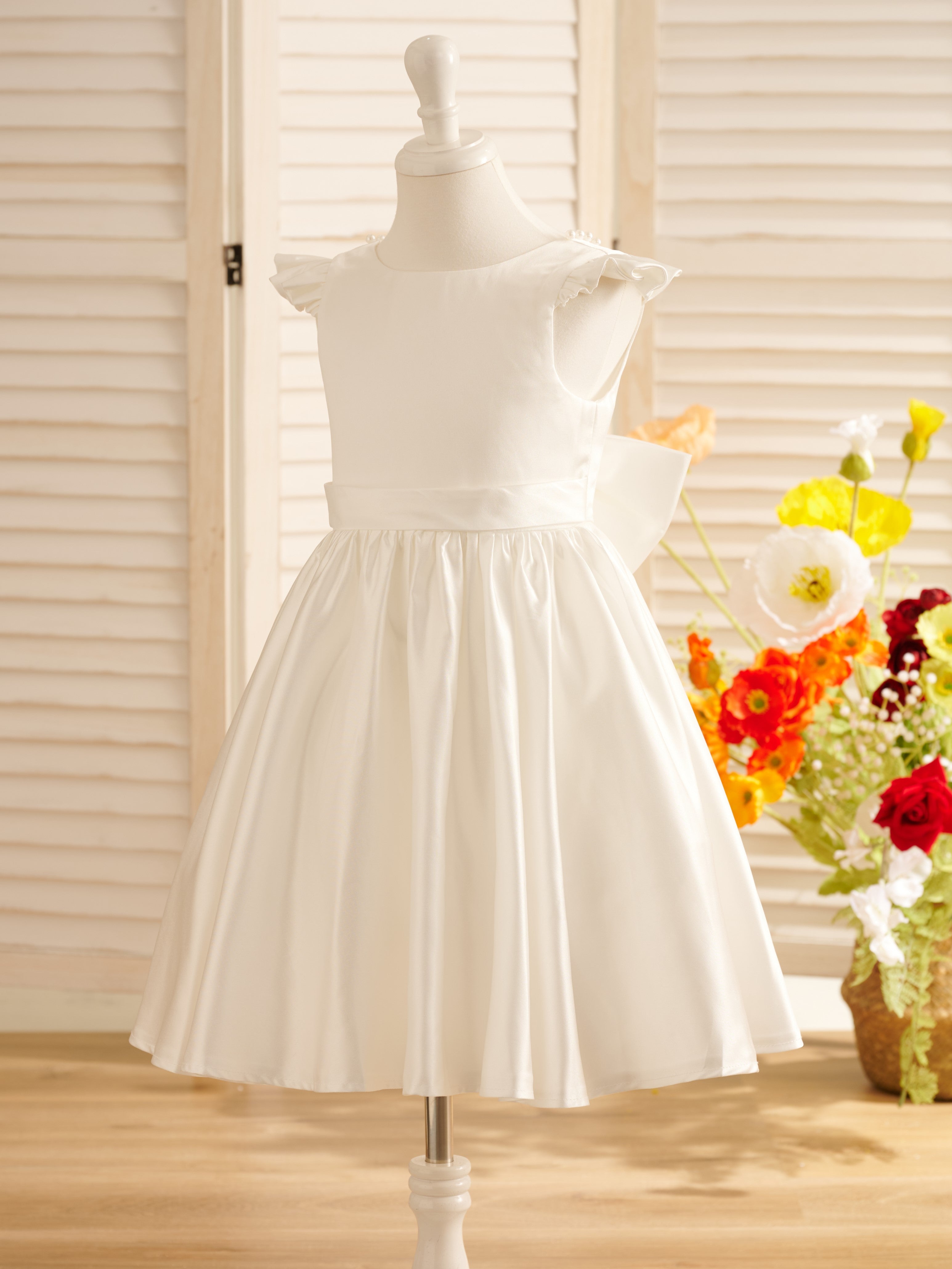 Vestido de niña de las flores de corte A, de satén, con mangas con volantes y largo hasta la rodilla. 
