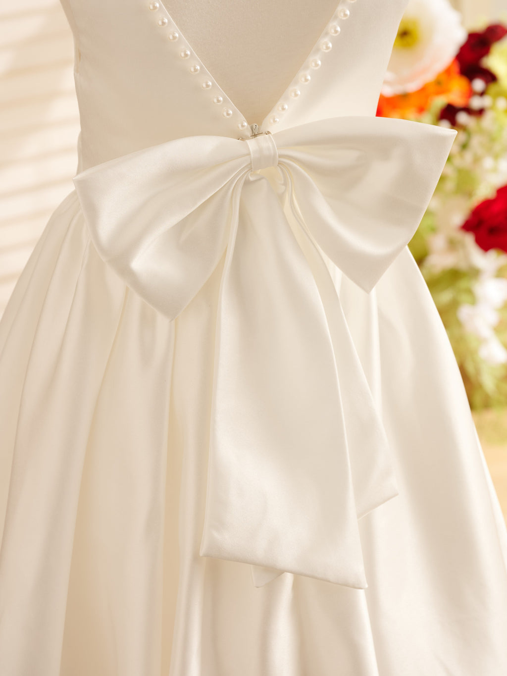 Vestido de niña de las flores de corte A, de satén, con mangas con volantes y largo hasta la rodilla. 