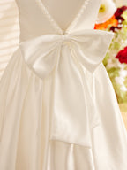 Vestido de niña de las flores de corte A, de satén, con mangas con volantes y largo hasta la rodilla. 