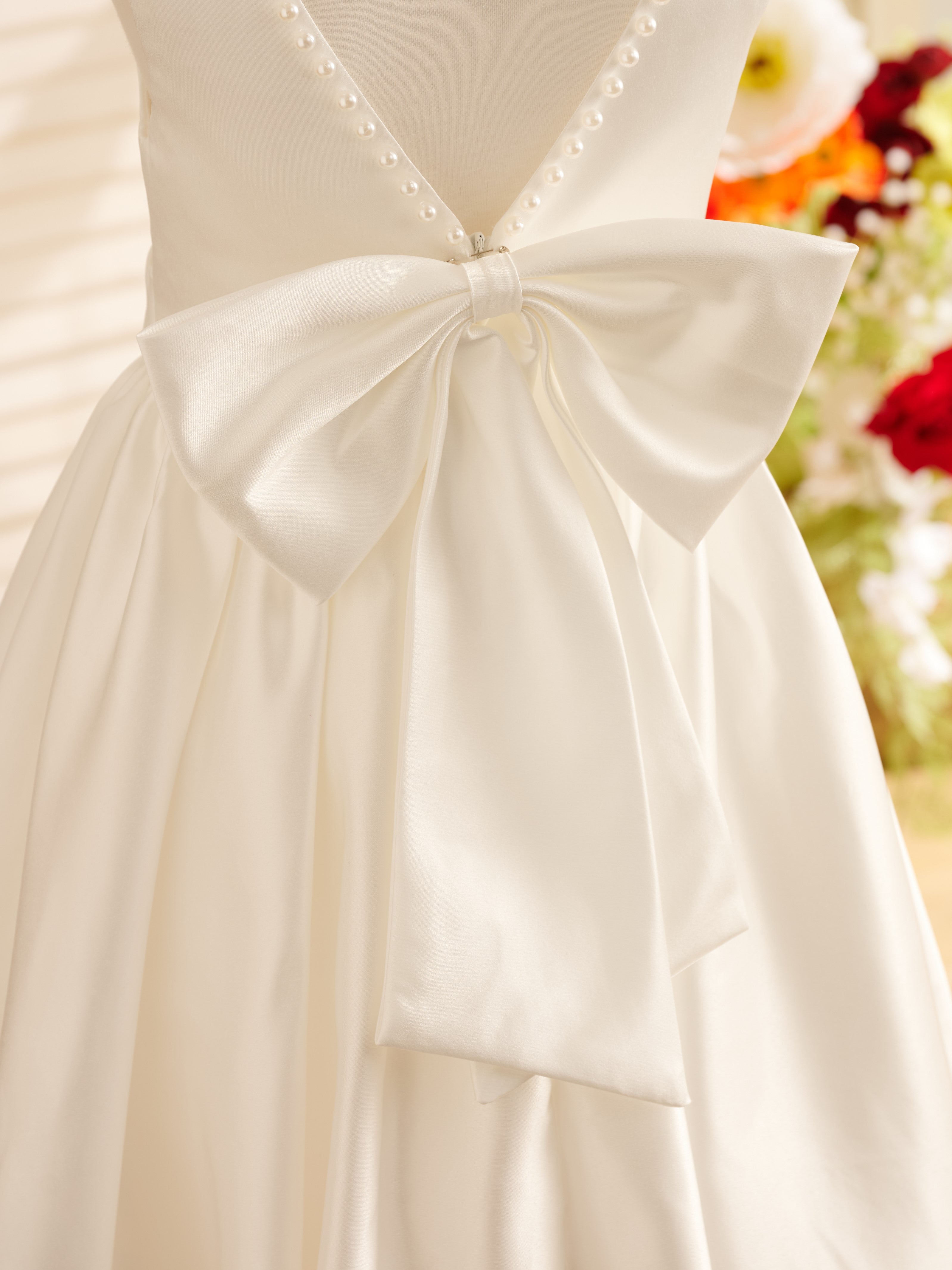 Vestido de niña de las flores de corte A, de satén, con mangas con volantes y largo hasta la rodilla. 