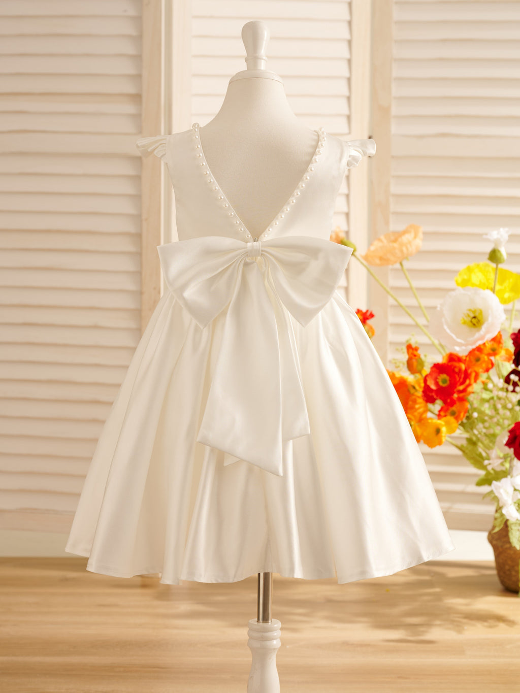 Vestido de niña de las flores de corte A, de satén, con mangas con volantes y largo hasta la rodilla. 
