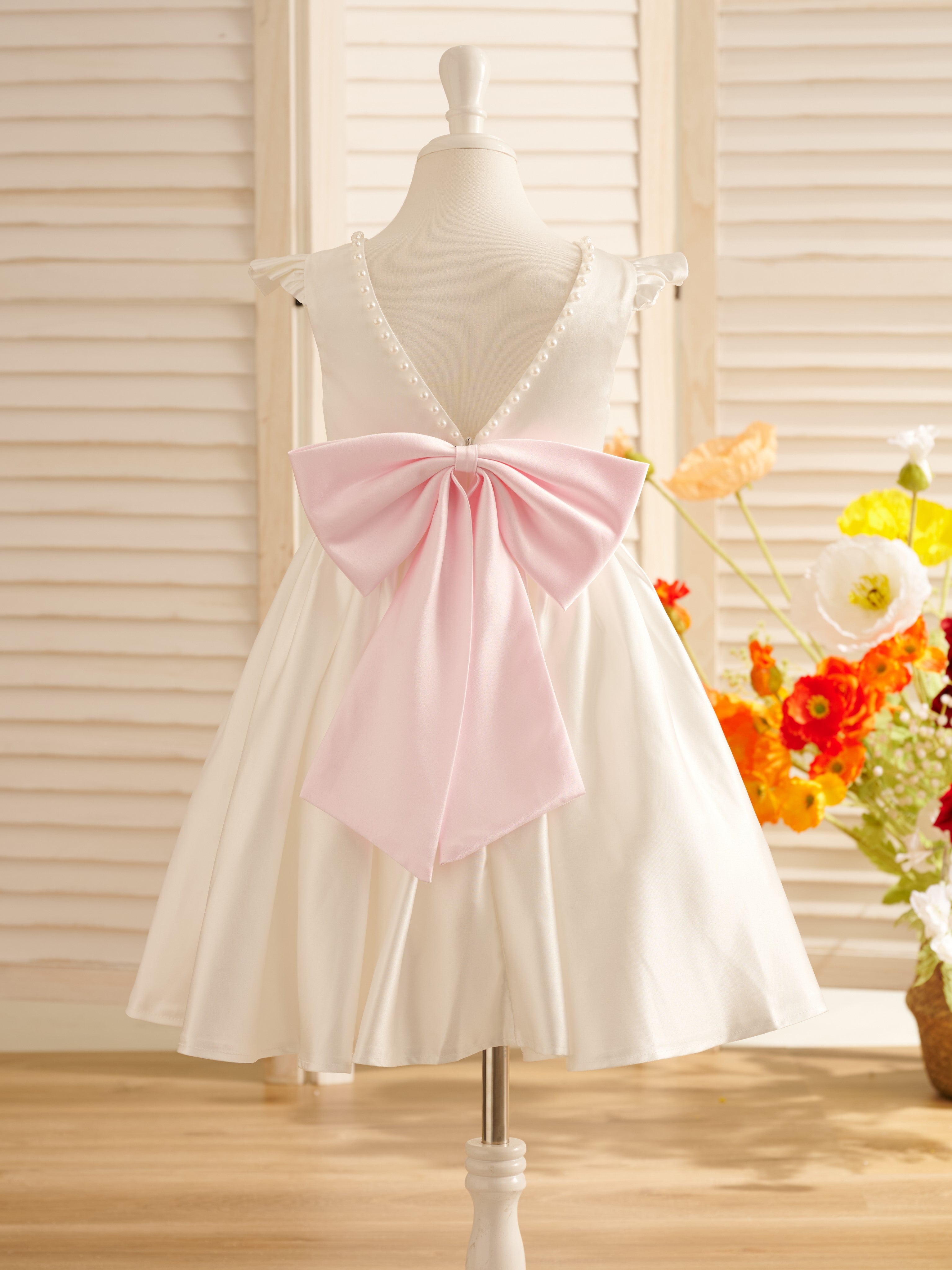 Vestido de niña de las flores de corte A, de satén, con mangas con volantes y largo hasta la rodilla. 