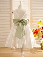 Vestido de niña de las flores de corte A, de satén, con mangas con volantes y largo hasta la rodilla. 