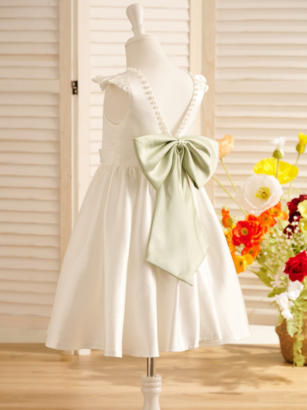 Vestido de niña de las flores de corte A, de satén, con mangas con volantes y largo hasta la rodilla. 