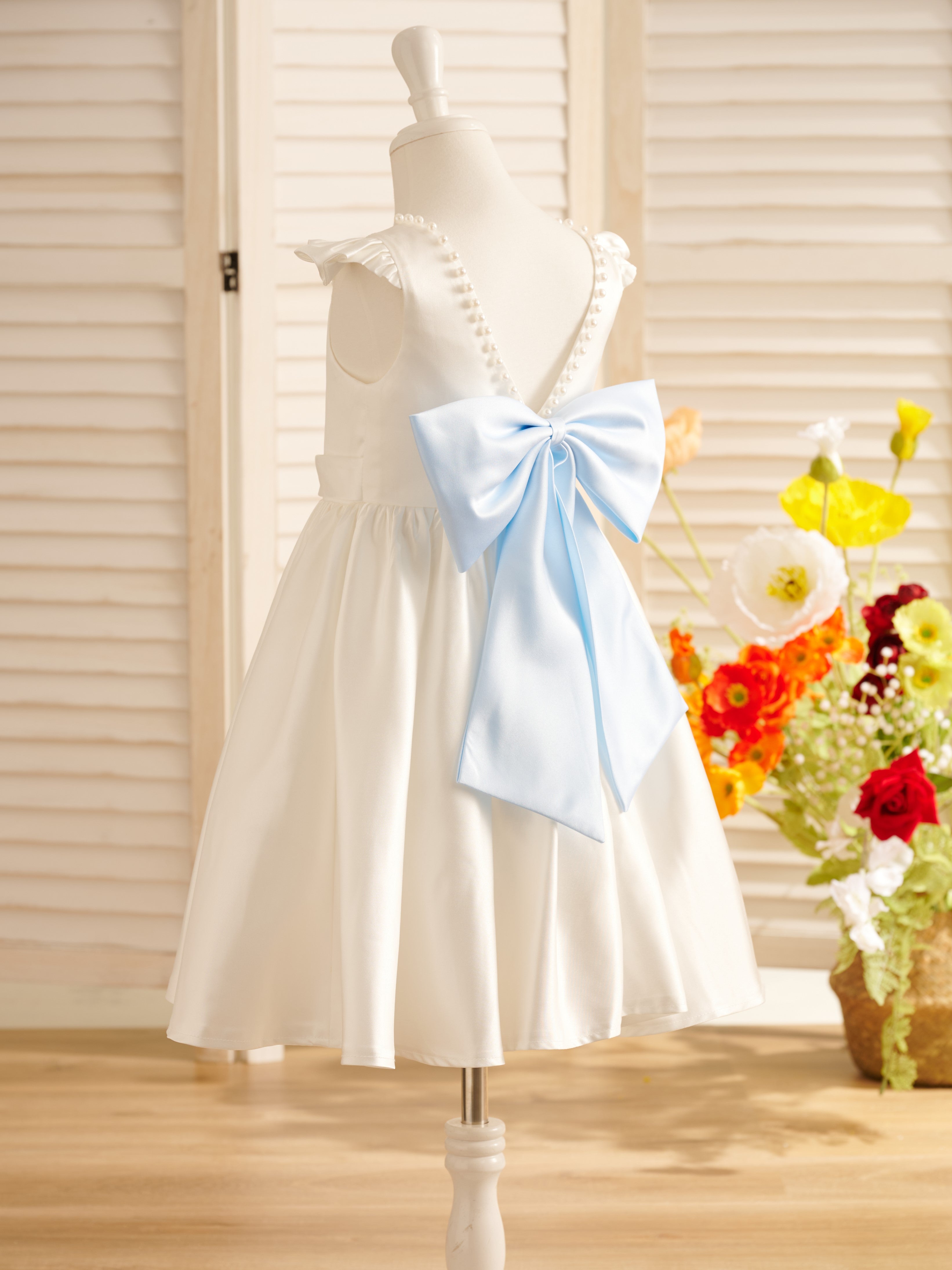Vestido de niña de las flores de corte A, de satén, con mangas con volantes y largo hasta la rodilla. 