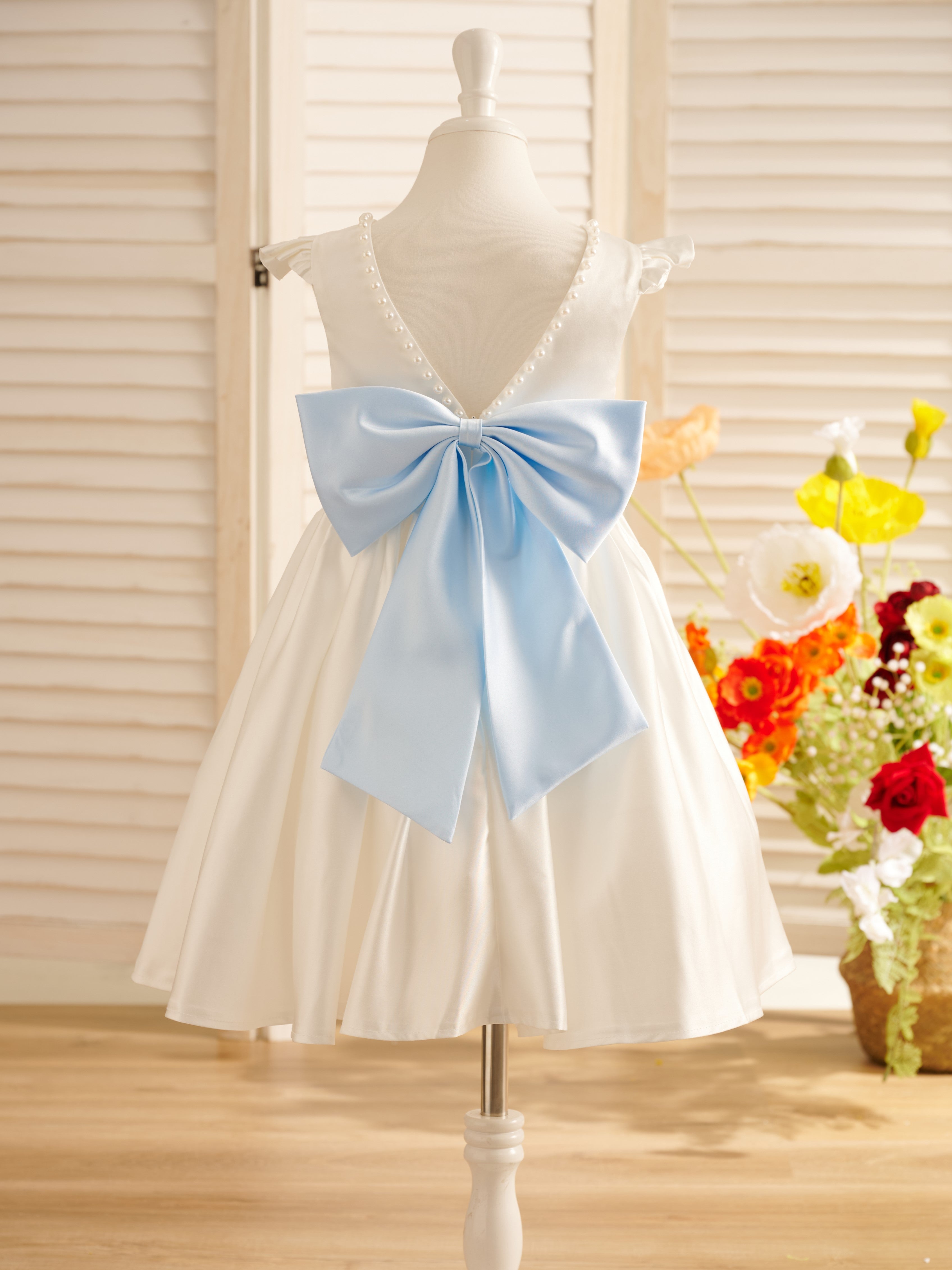 Vestido de niña de las flores de corte A, de satén, con mangas con volantes y largo hasta la rodilla. 