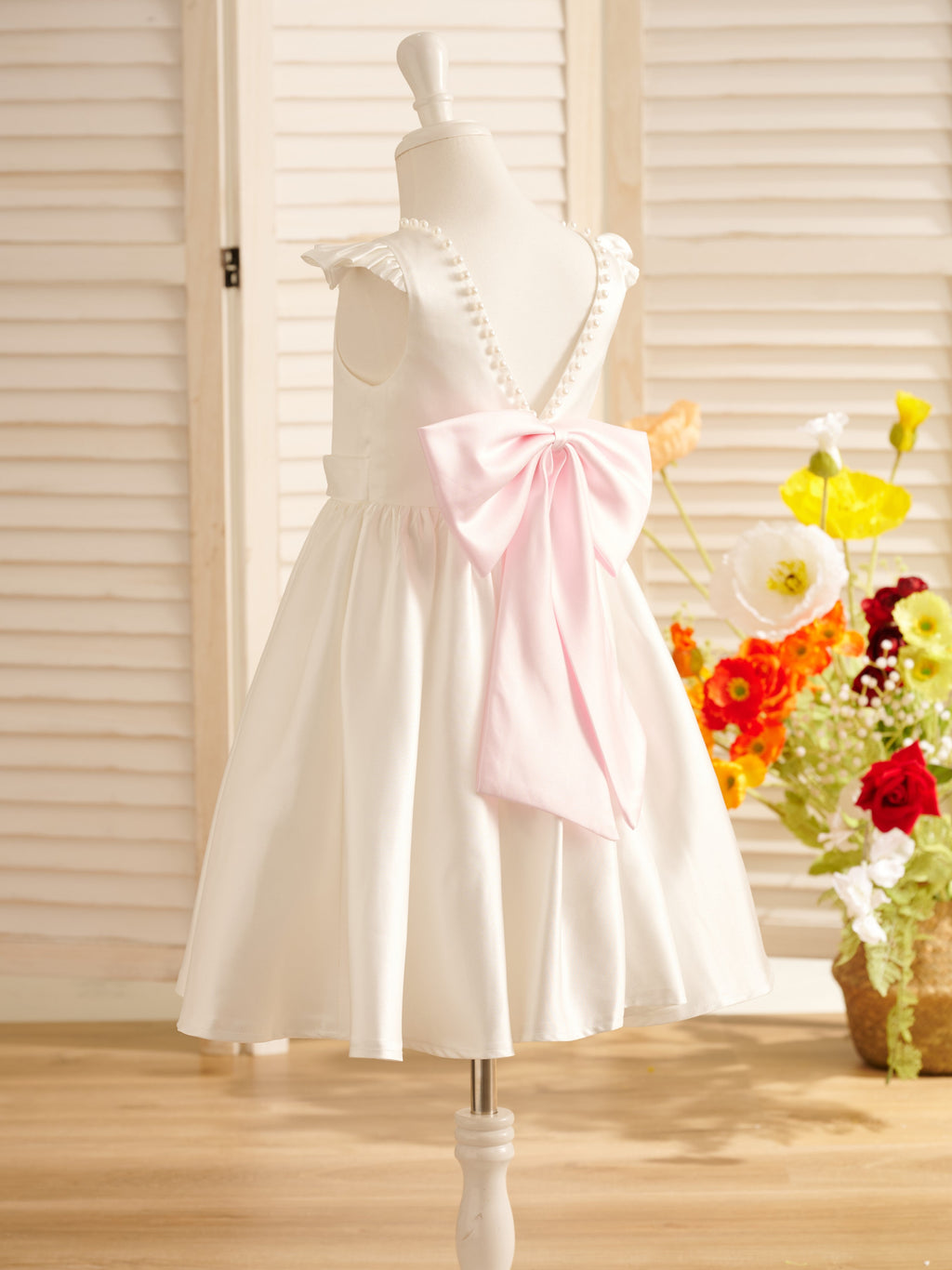 Vestido de niña de las flores de corte A, de satén, con mangas con volantes y largo hasta la rodilla. 