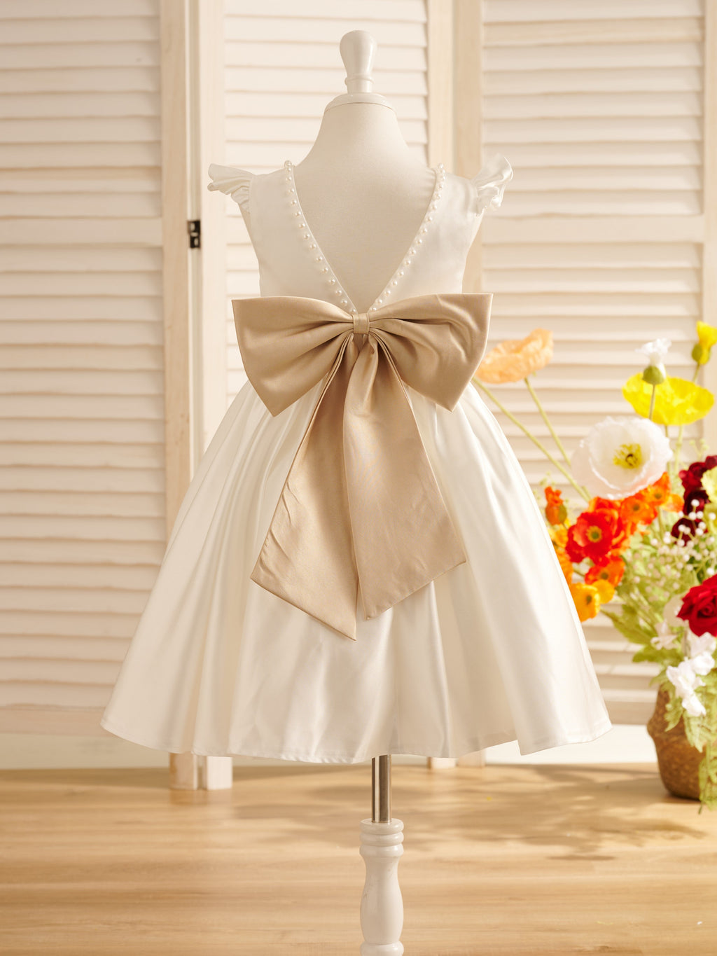Vestido de niña de las flores de corte A, de satén, con mangas con volantes y largo hasta la rodilla. 