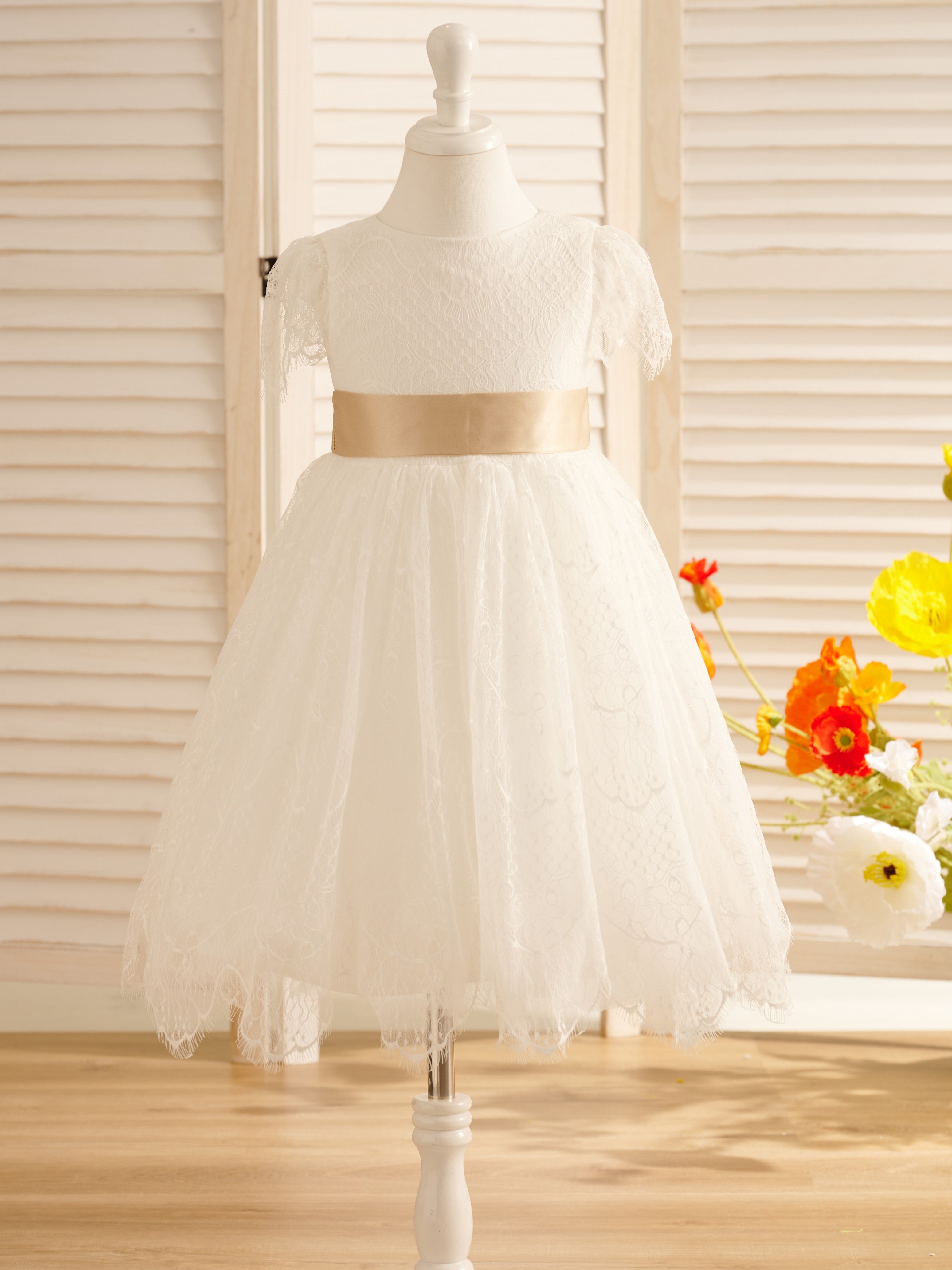 Vestido de niña de las flores de la Primera Comunión color marfil con encaje 
