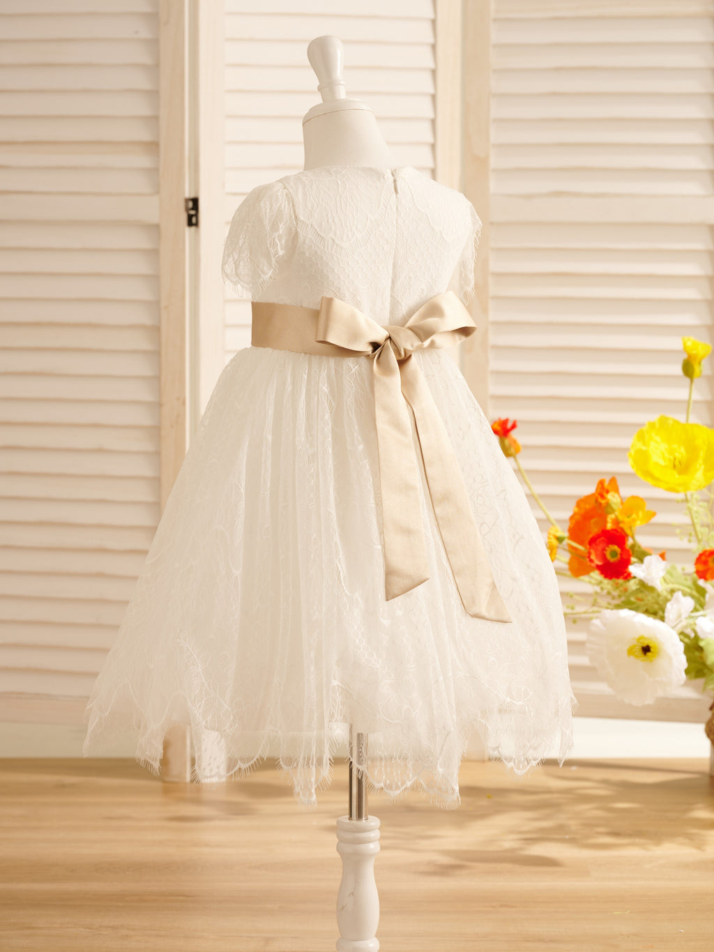 Vestido de niña de las flores de la Primera Comunión color marfil con encaje 