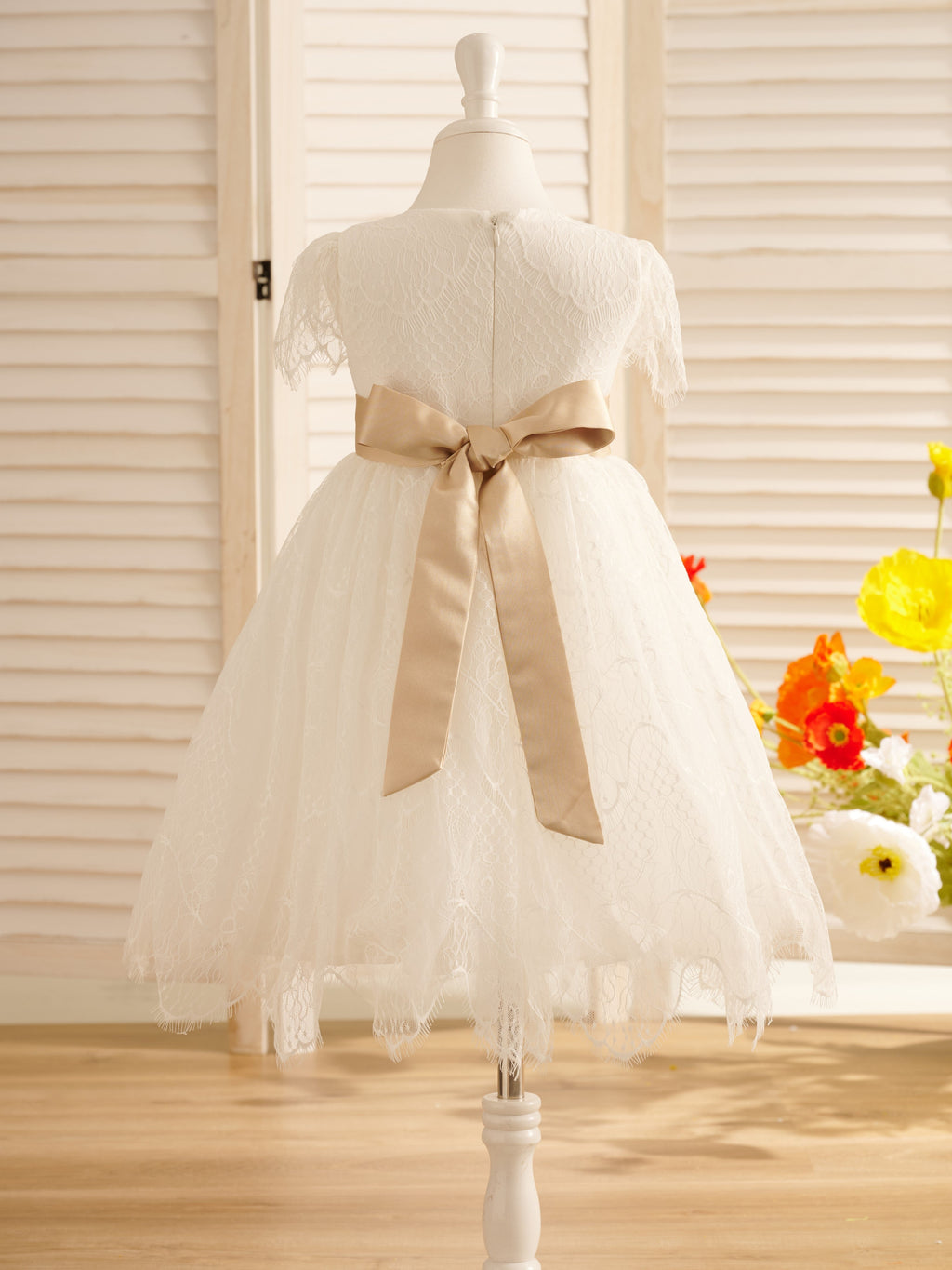 Vestido de niña de las flores de la Primera Comunión color marfil con encaje 