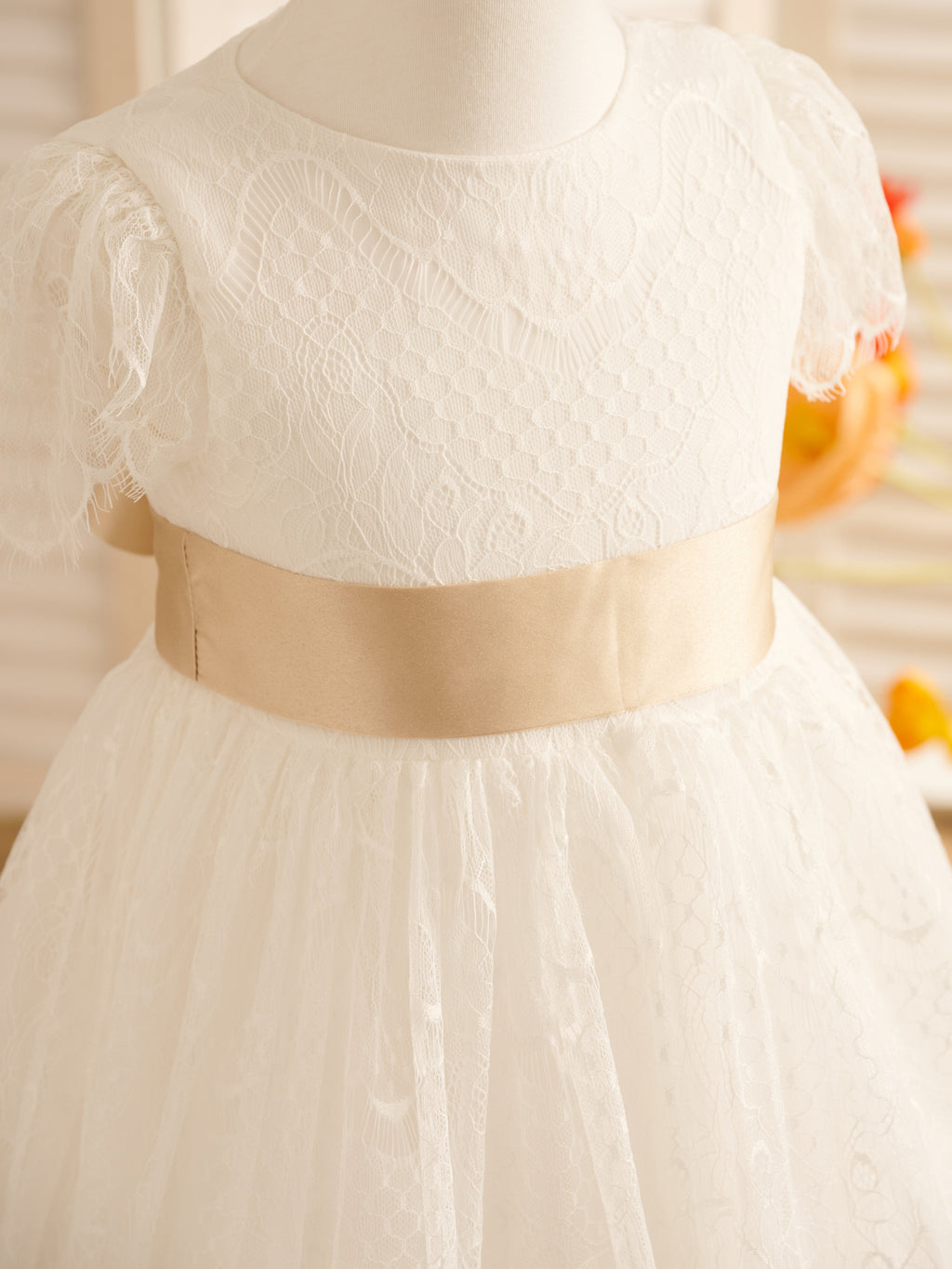 Vestido de niña de las flores de la Primera Comunión color marfil con encaje 