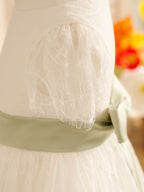 Vestido de niña de las flores de la Primera Comunión color marfil con encaje 