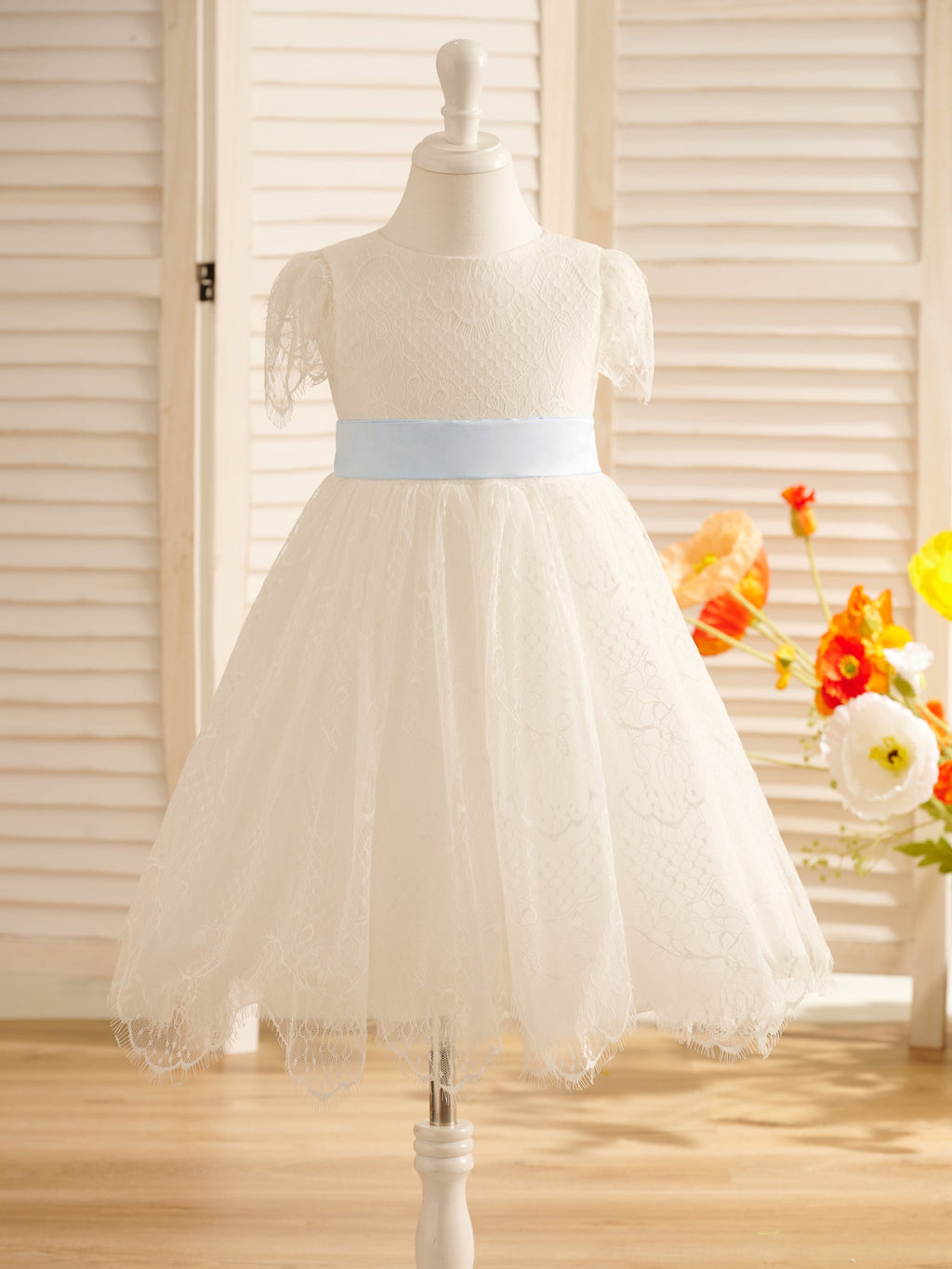 Vestido de niña de las flores de la Primera Comunión color marfil con encaje 