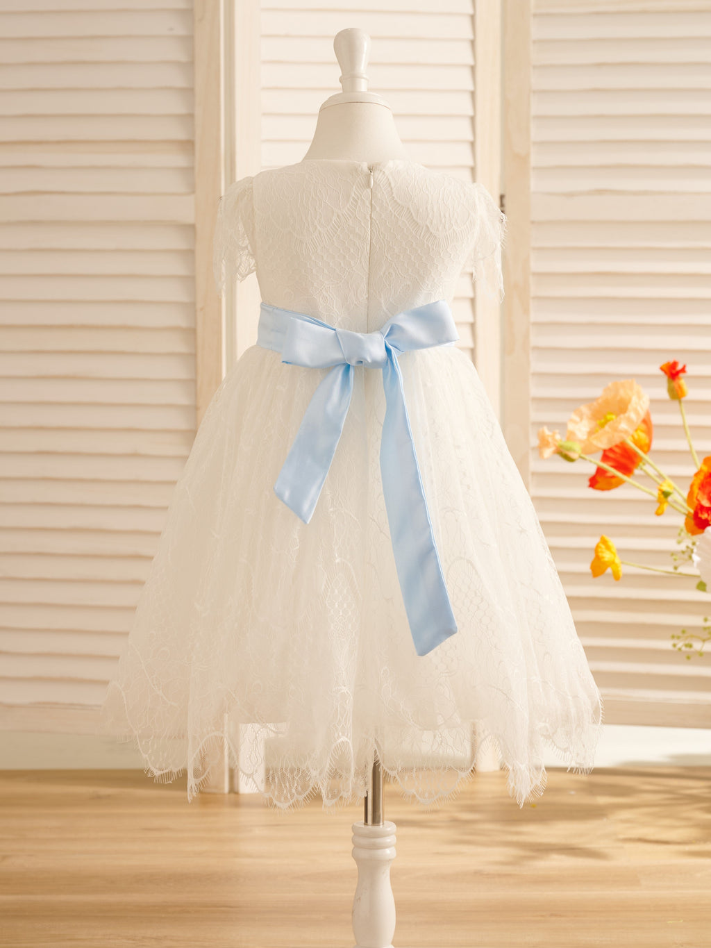 Vestido de niña de las flores de la Primera Comunión color marfil con encaje 