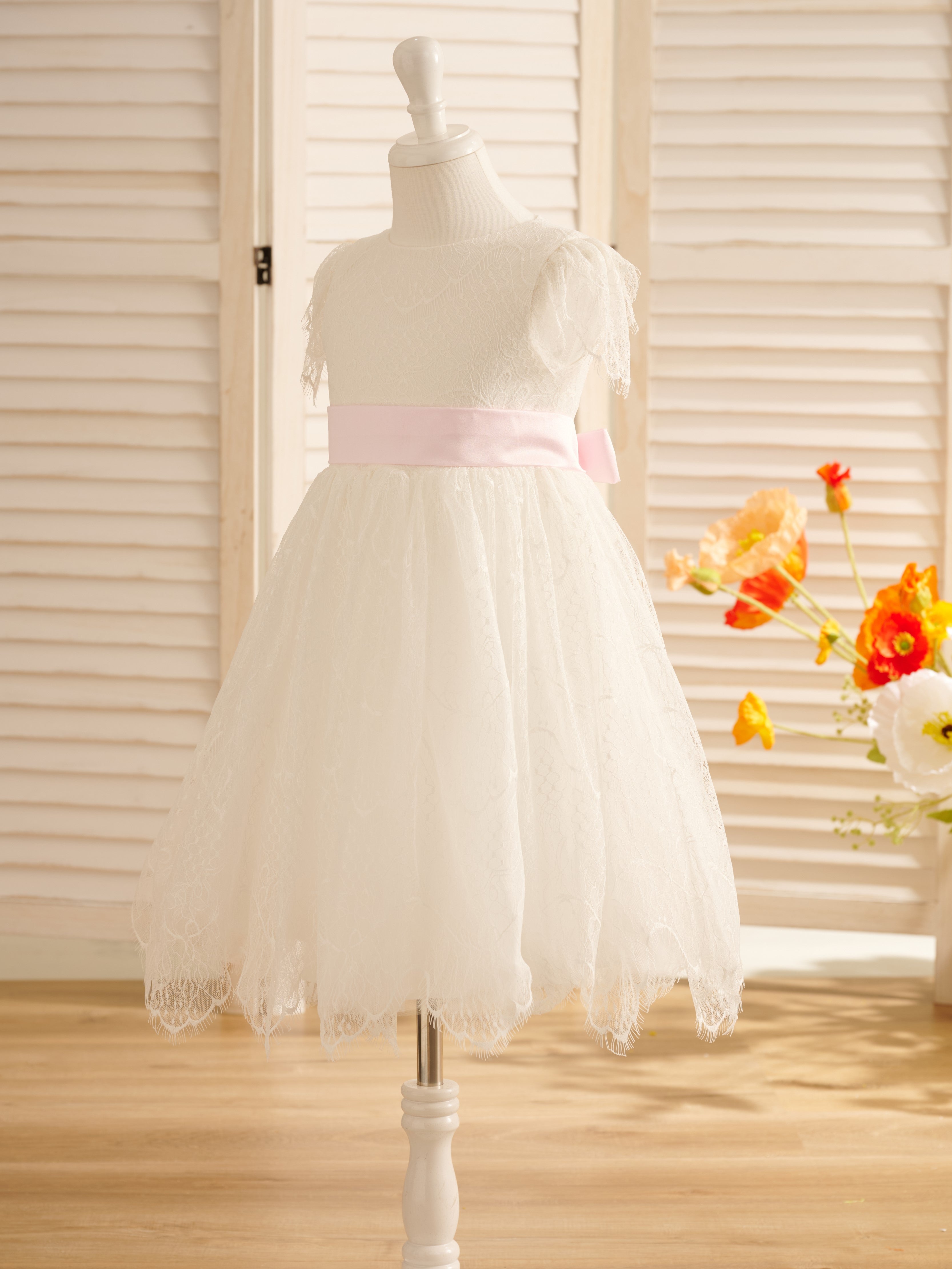 Vestido de niña de las flores de la Primera Comunión color marfil con encaje 