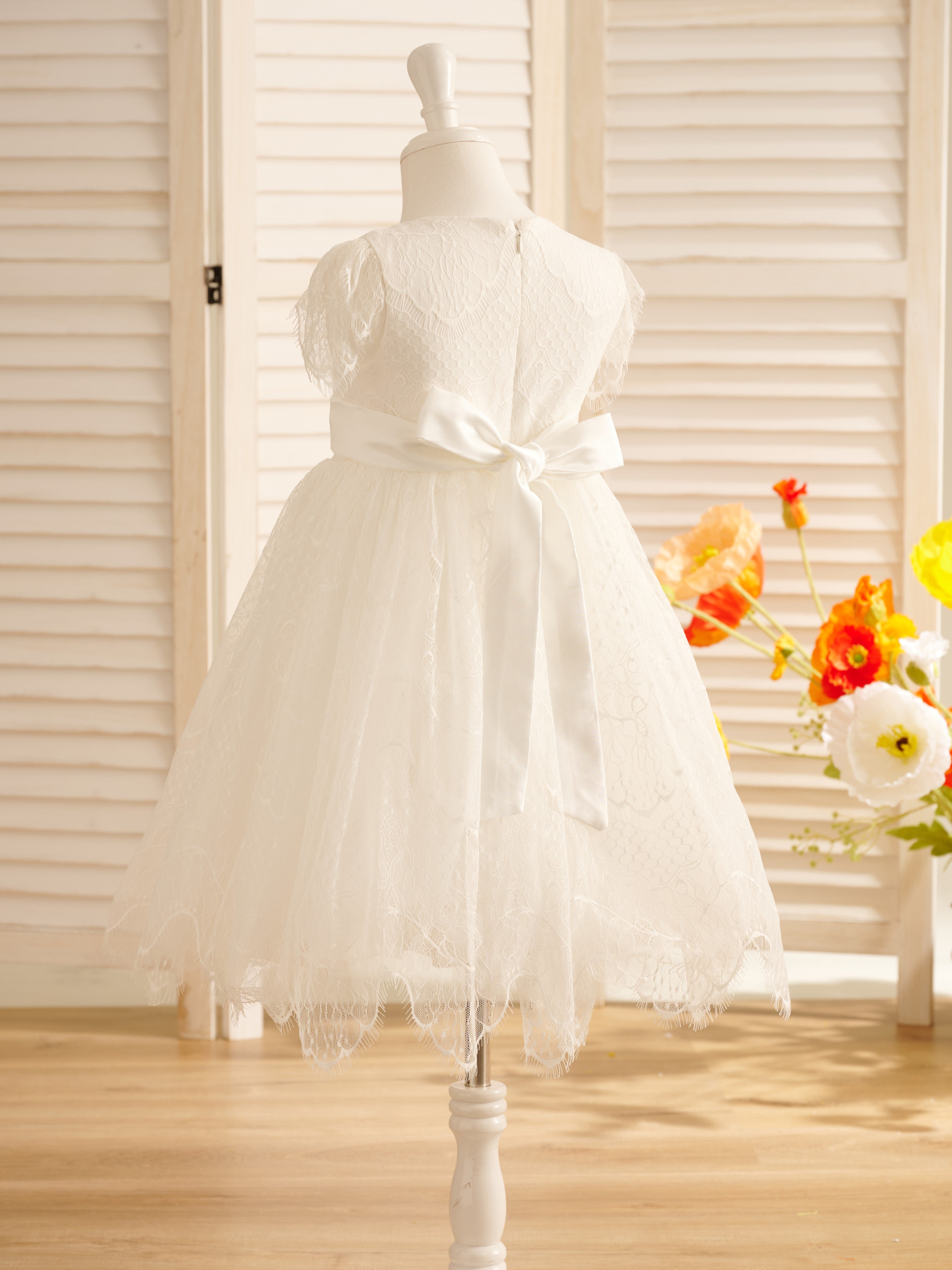 Vestido de niña de las flores de la Primera Comunión color marfil con encaje 
