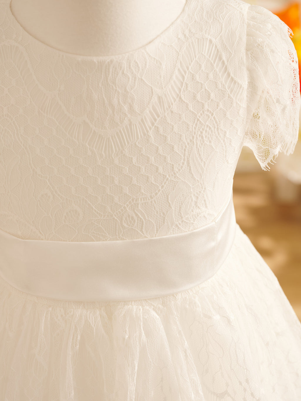 Vestido de niña de las flores de la Primera Comunión color marfil con encaje 