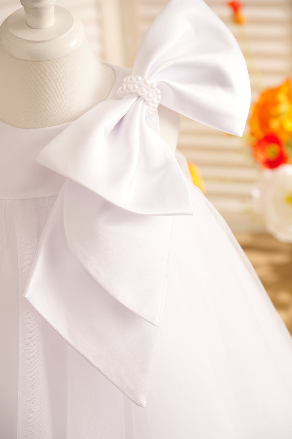 Vestido de niña pequeña de las flores, corte en A, con gran lazo y tul, hasta la rodilla. 