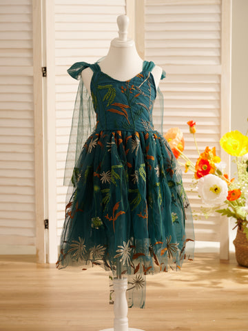 Vestido de niña pequeña hasta la rodilla, de encaje y tul color naranja quemado con bordados. 