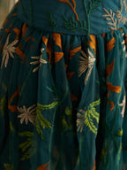 Vestido de niña pequeña hasta la rodilla, de encaje y tul color naranja quemado con bordados. 