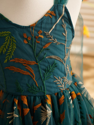 Vestido de niña pequeña hasta la rodilla, de encaje y tul color naranja quemado con bordados. 