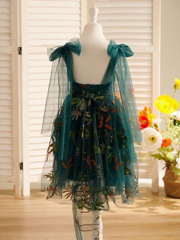 Vestido de niña pequeña hasta la rodilla, de encaje y tul color naranja quemado con bordados. 