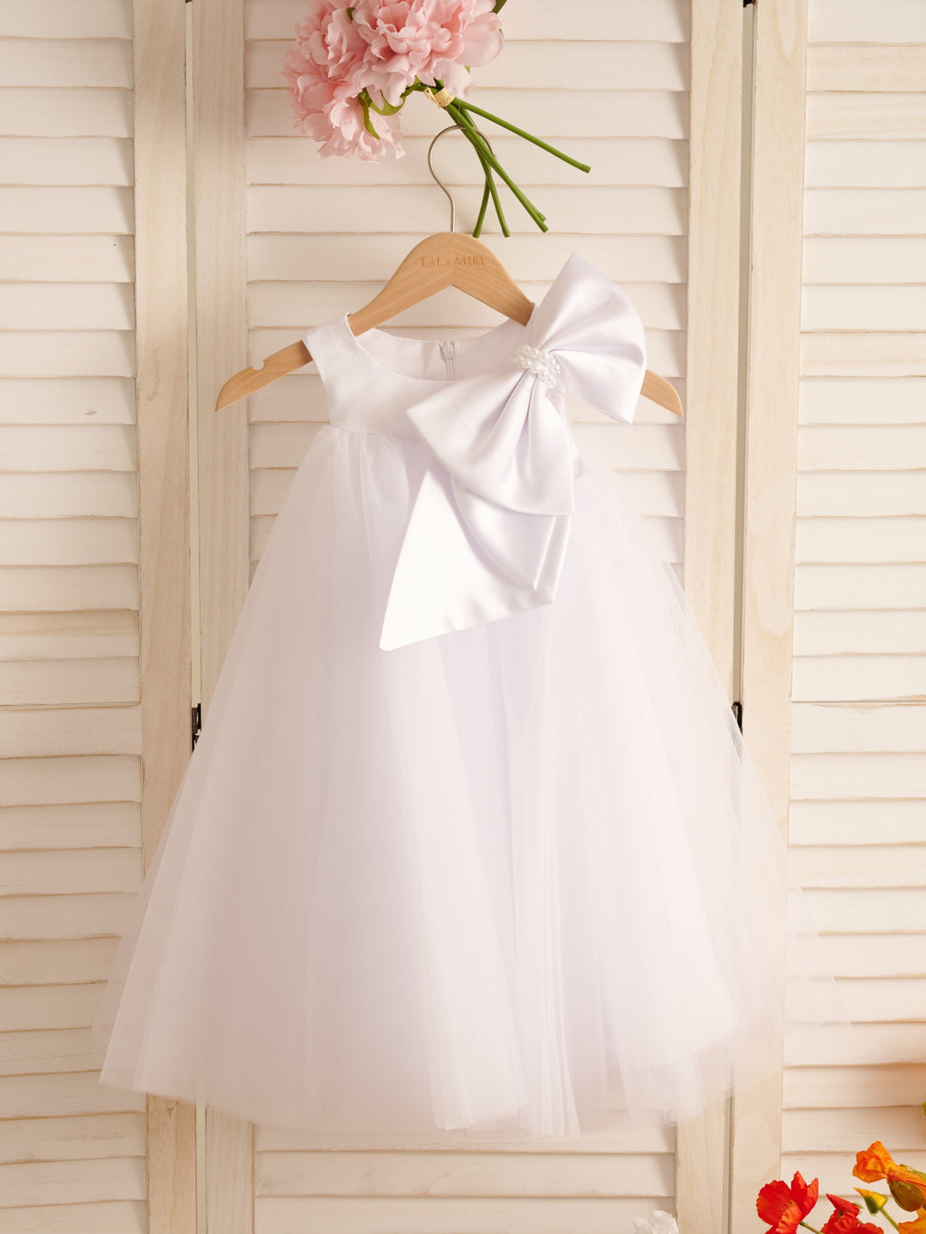 Vestido de niña pequeña de las flores, corte en A, con gran lazo y tul, hasta la rodilla. 