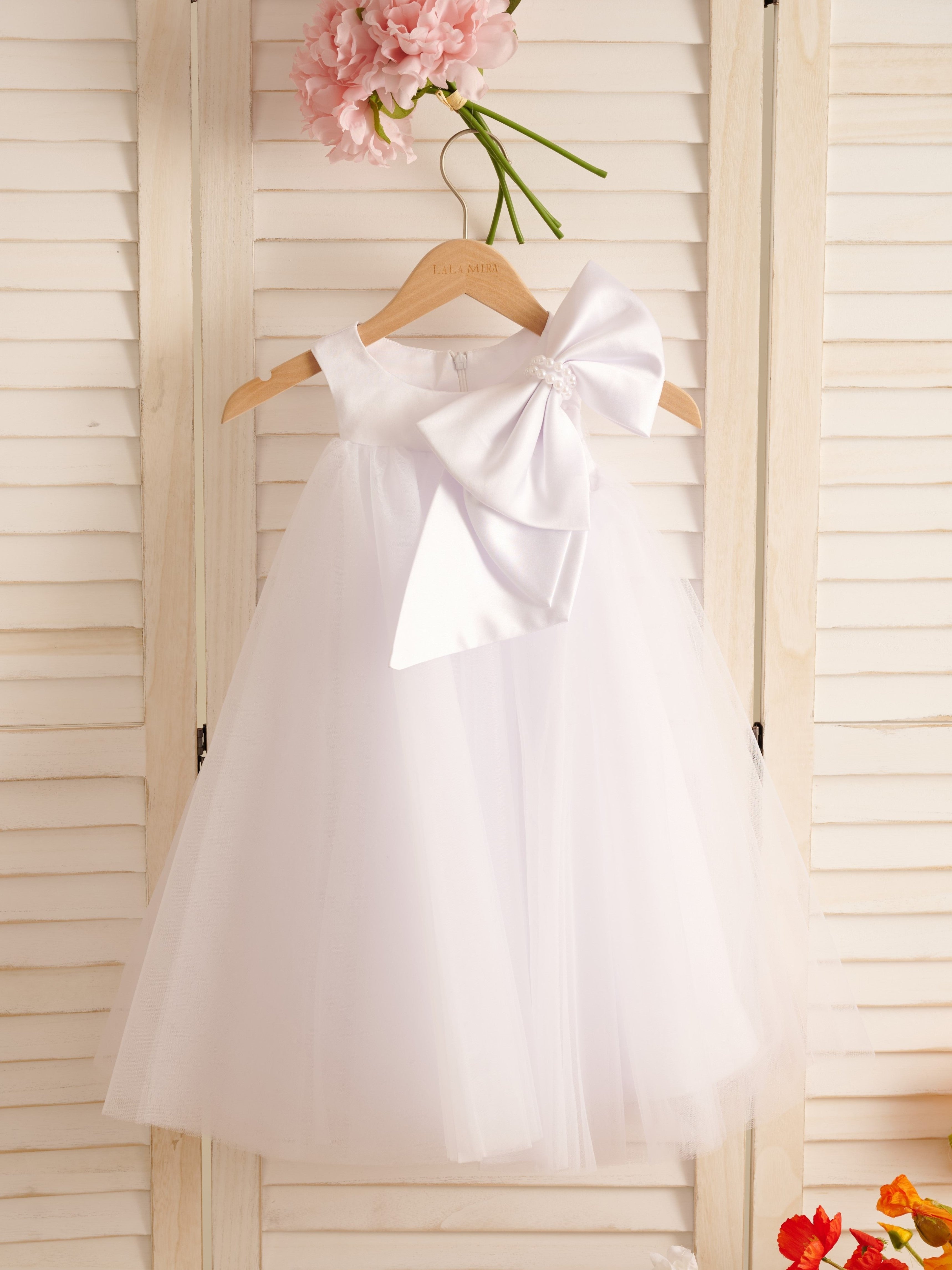 Vestido de niña pequeña de las flores, corte en A, con gran lazo y tul, hasta la rodilla. 